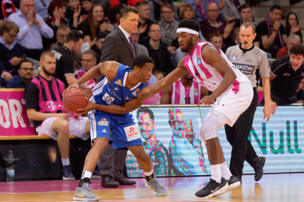 两队的中场 两队的中场